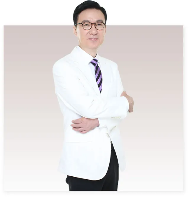 안경을 쓰고 흰 가운을 입은 엄순찬 대표원장