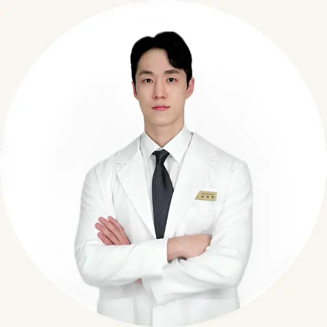 팔짱을 끼고 정면을 보는 남정현 대표원장