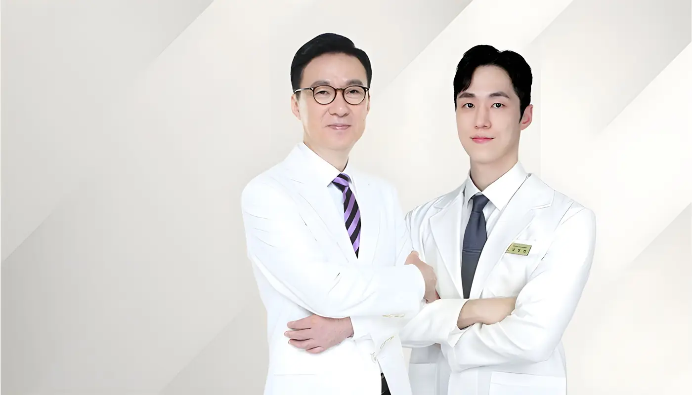 흰 가운을 입고 마주 선 두 대표원장